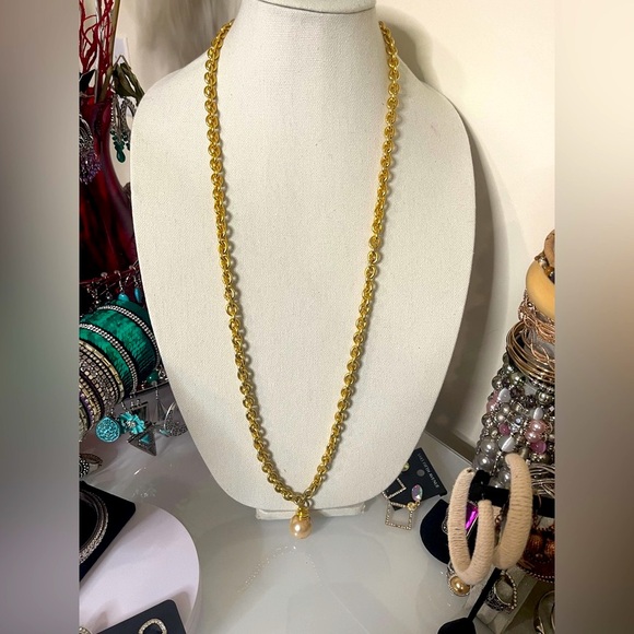 Gold Bold Chain Necklace with Pearl Pendant - Picture 3 of 6